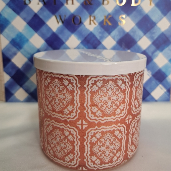 Bath & Body Works Fiji White Sands Scented Candle - Orange - Picture 4 of 10